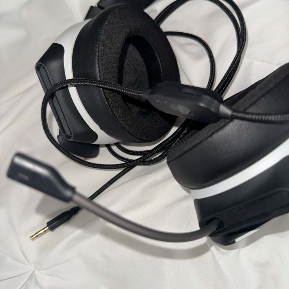 Alienware Lunar Light Gaming Headset - Picture 4 of 4